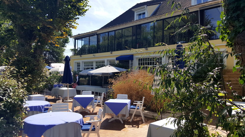 Logis - Hotel & Restaurant Le Gonfalon Germigny-l'Eveque Exterior photo